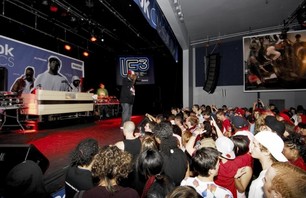 Rahzel performing