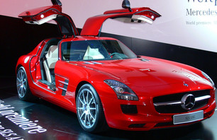 Mercedes-Benz SLS: Old Meets New