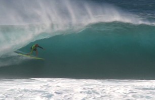 Jamie O’Brien Uses Beginner Surfboard to Dominate Pipeline