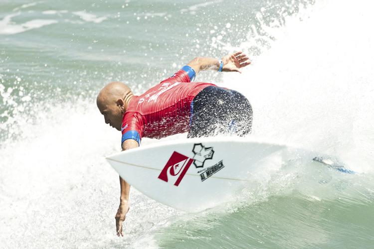 Kelly Slater Advances In Midst of Heavy Upsets at Day One of the Nike US Open of Surfing