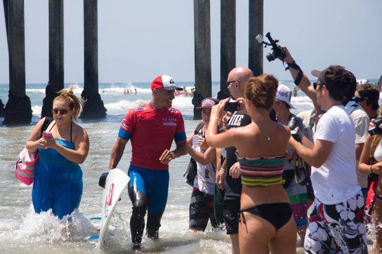 Kelly Slater Advances In Midst of Heavy Upsets at Day One of the Nike US Open of Surfing