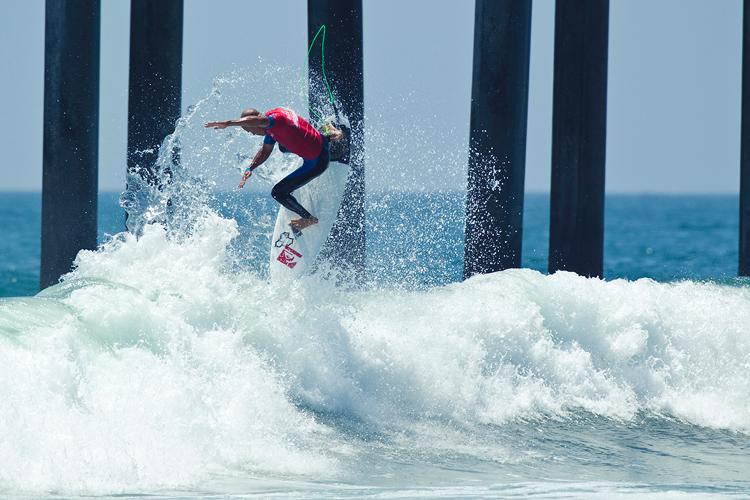 Kelly Slater Advances In Midst of Heavy Upsets at Day One of the Nike US Open of Surfing