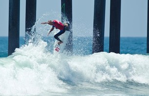 Kelly Slater Advances In Midst of Heavy Upsets at Day One of the Nike US Open of Surfing Photo 0005
