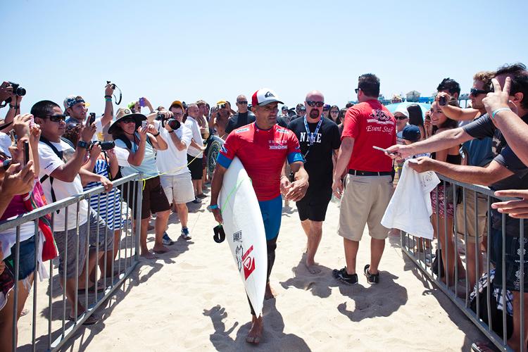 Kelly Slater Advances In Midst of Heavy Upsets at Day One of the Nike US Open of Surfing