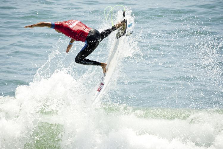 Kelly Slater Advances In Midst of Heavy Upsets at Day One of the Nike US Open of Surfing
