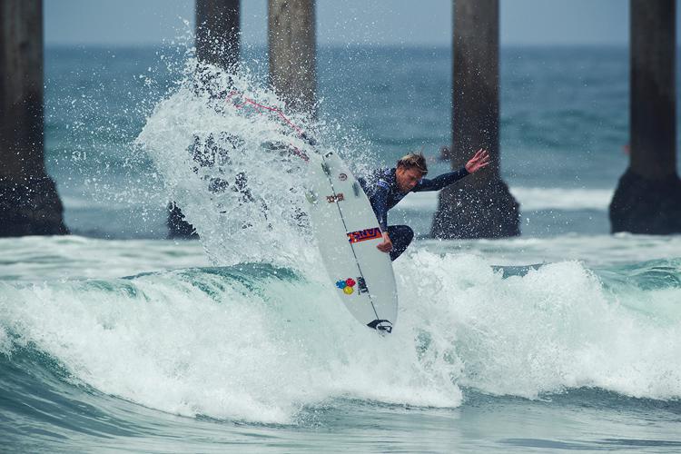 Kelly Slater Advances In Midst of Heavy Upsets at Day One of the Nike US Open of Surfing