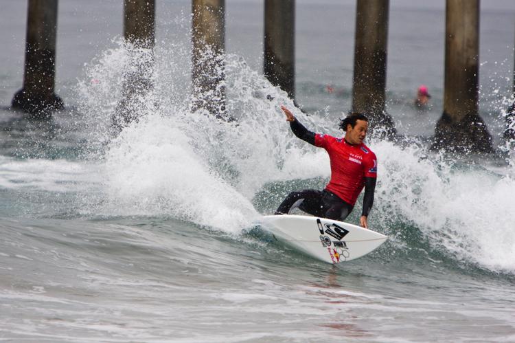 Kelly Slater Advances In Midst of Heavy Upsets at Day One of the Nike US Open of Surfing