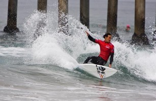Kelly Slater Advances In Midst of Heavy Upsets at Day One of the Nike US Open of Surfing Photo 0012