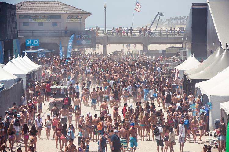 Kelly Slater Advances In Midst of Heavy Upsets at Day One of the Nike US Open of Surfing