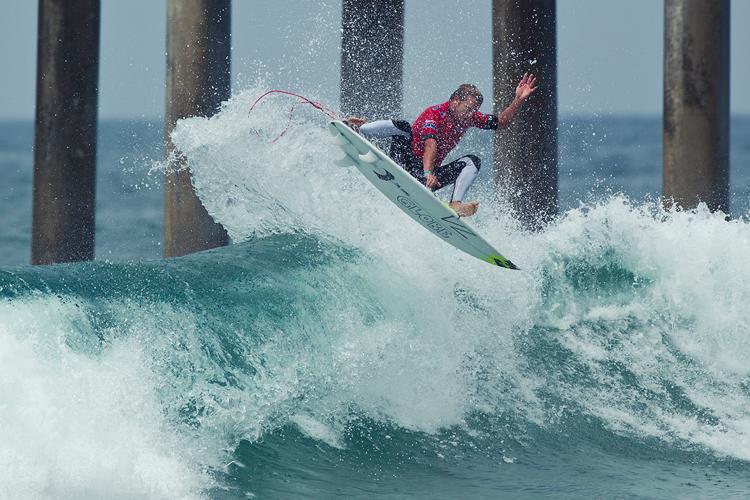 Kelly Slater Advances In Midst of Heavy Upsets at Day One of the Nike US Open of Surfing