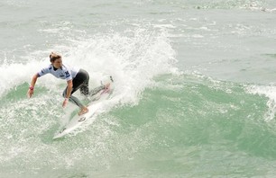 Day One of Women\'s Nike US Open of Surfing Finishes in Small Waves Photo 0002