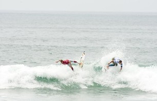 Day One of Women\'s Nike US Open of Surfing Finishes in Small Waves Photo 0005
