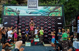 Chris Ward Wins Rip Curl Cup Invitational at Padang Padang Then Proposes to Girlfriend on Podium Photo 0003
