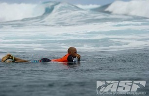 Kelly Slater Barely Makes it to Billabong Pro Teahupoo and Advances to Round Three Photo 0002