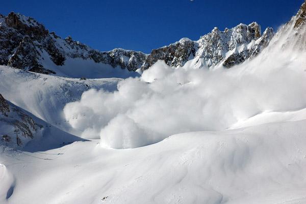 Amazing Avalanche Buries Russian Bystanders (photos + video)