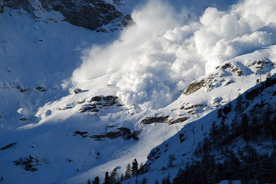 Amazing Avalanche Buries Russian Bystanders (photos + video)