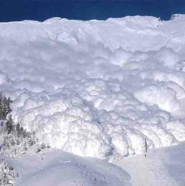 Amazing Avalanche Buries Russian Bystanders (photos + video)
