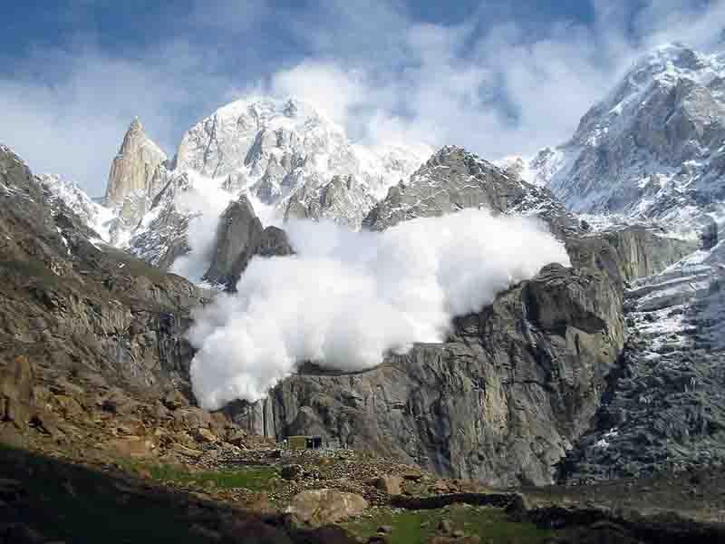 Amazing Avalanche Buries Russian Bystanders (photos + video)