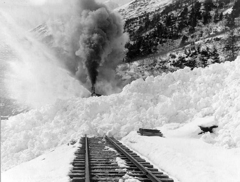 Amazing Avalanche Buries Russian Bystanders (photos + video)