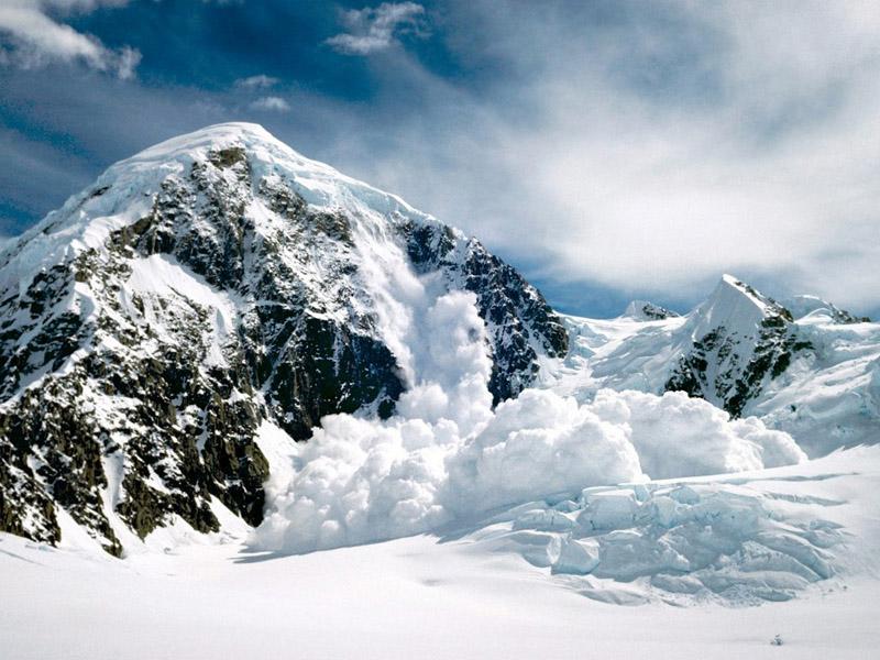 Amazing Avalanche Buries Russian Bystanders (photos + video)