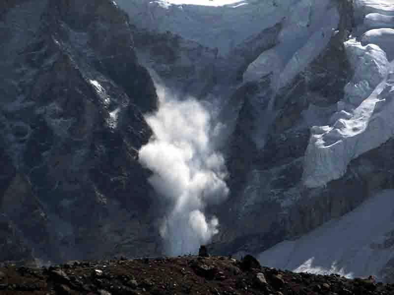 Amazing Avalanche Buries Russian Bystanders (photos + video)