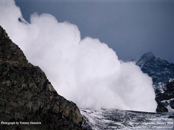Amazing Avalanche Buries Russian Bystanders (photos + video)