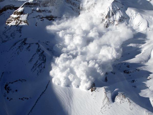 Amazing Avalanche Buries Russian Bystanders (photos + video)