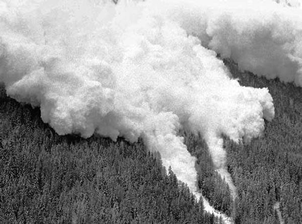 Amazing Avalanche Buries Russian Bystanders (photos + video)