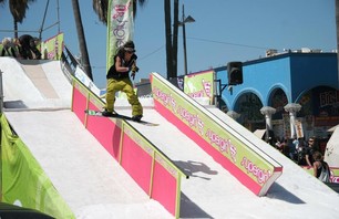 Supergirl Venice - Snowboard Rail Jam