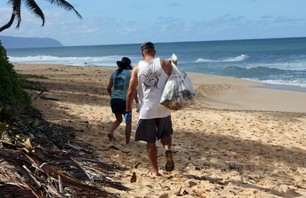 Anastasia Ashley\'s North Shore Beach Clean-Up