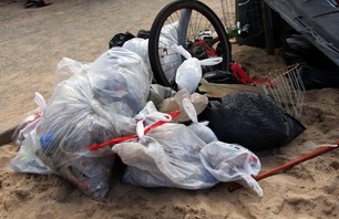 Anastasia Ashley\'s North Shore Beach Clean-Up
