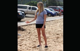 Anastasia Ashley\'s North Shore Beach Clean-Up