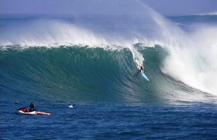 Eddie Is About To Go: 2009 Eddie Aikau Contest UPDATE