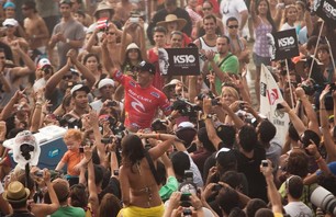 Kelly Slater Celebrating His 10th World Title