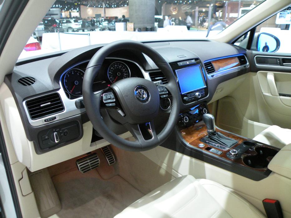 2010 LA Auto Show - BNQT Style