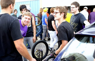 Kurt gettin heckled by kids for interviews on his site...