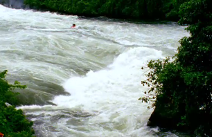 Paddling the Zambize Class 6 Waves