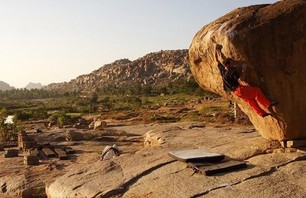 Hampi: Southern India\'s Bouldering Mecca