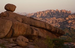 Hampi: Southern India\'s Bouldering Mecca