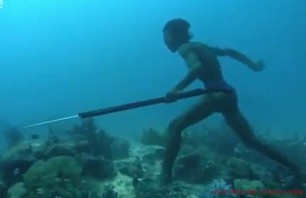 Underwater Hunter Goes Deep Sea Fishing Without Air!