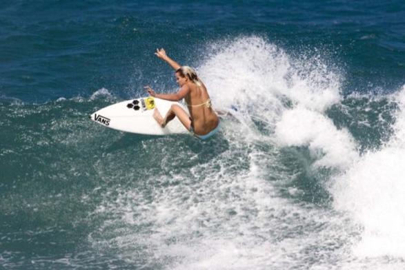 15 Sizzling Surfer Babes