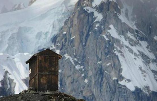 13 Loneliest Outhouses on Earth Photo 0003
