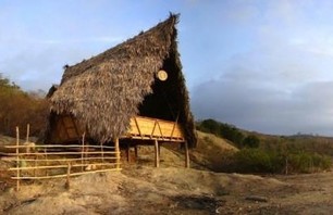 Boat-Shaped Nueva Esperanza School in Ecuador Built out of Bamboo, Timber and Straw